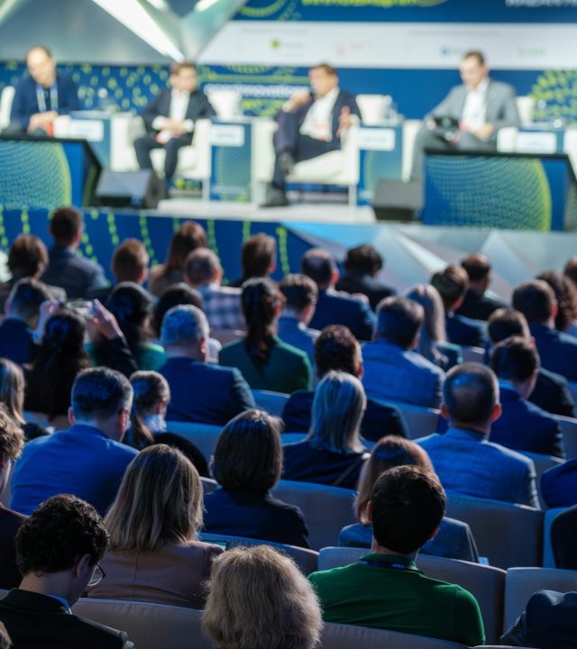 Grande conférence d'affaires avec un panel d'orateurs et une conférence de presse